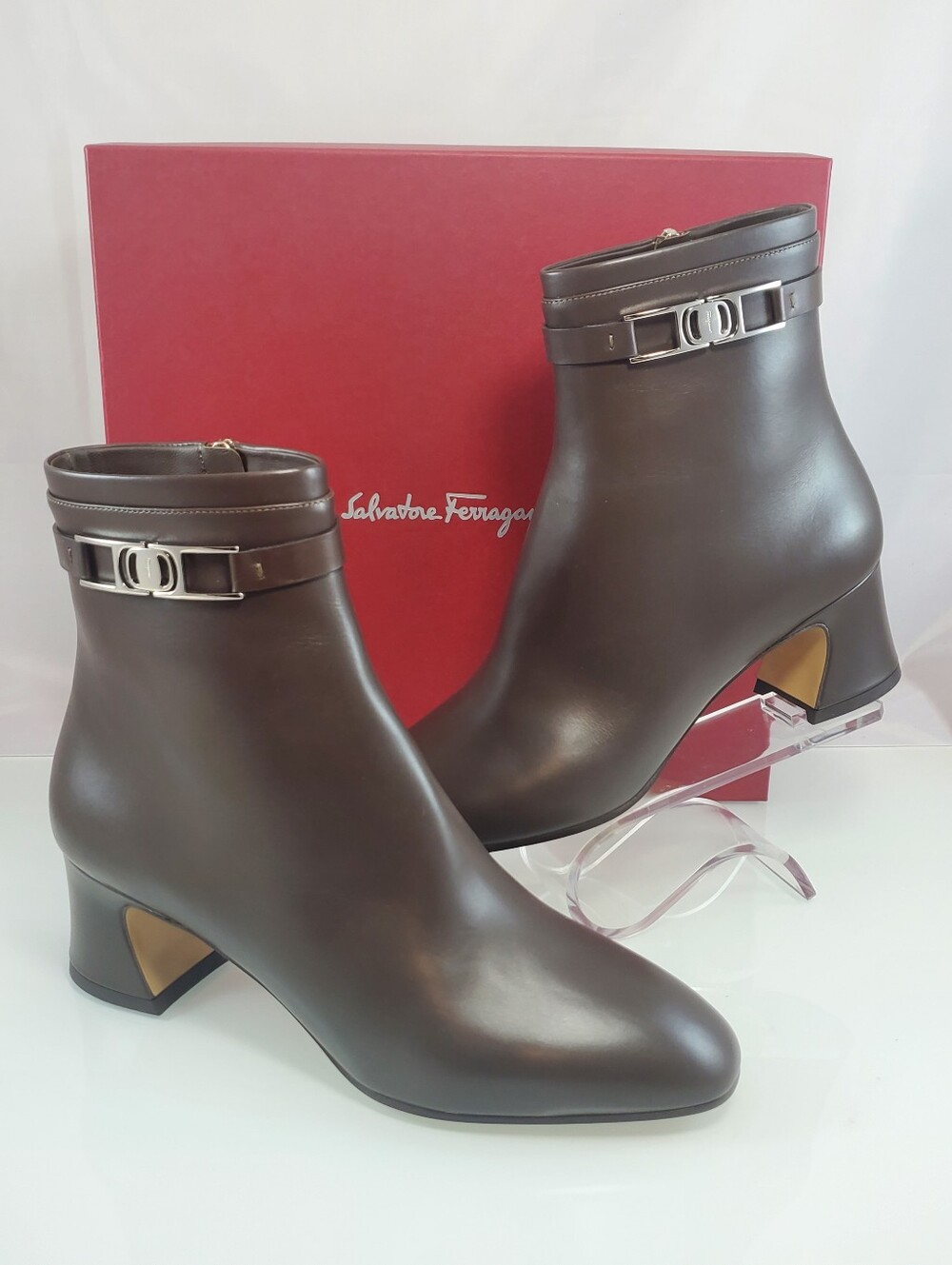 NWT$1,350 Ferragamo Rego 55 Signature Logo-Plaque Brown Coffee Ankle Boots Sz 9
